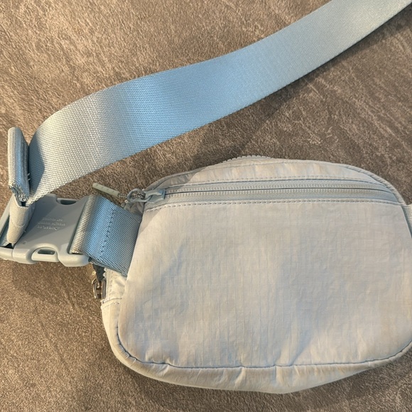 Lulu crossbody bag - Everywhere Belt Bag 1L - Picture 4 of 7